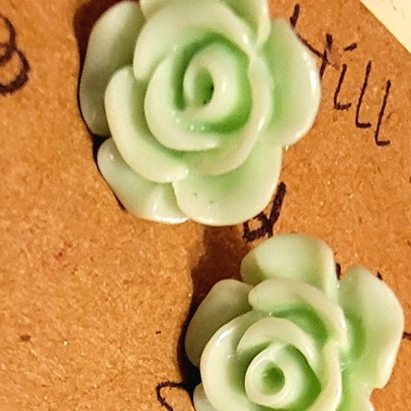 COPY - Fashion Resin Stud Flower Earrings 🌱 EUC - Picture 7 of 8